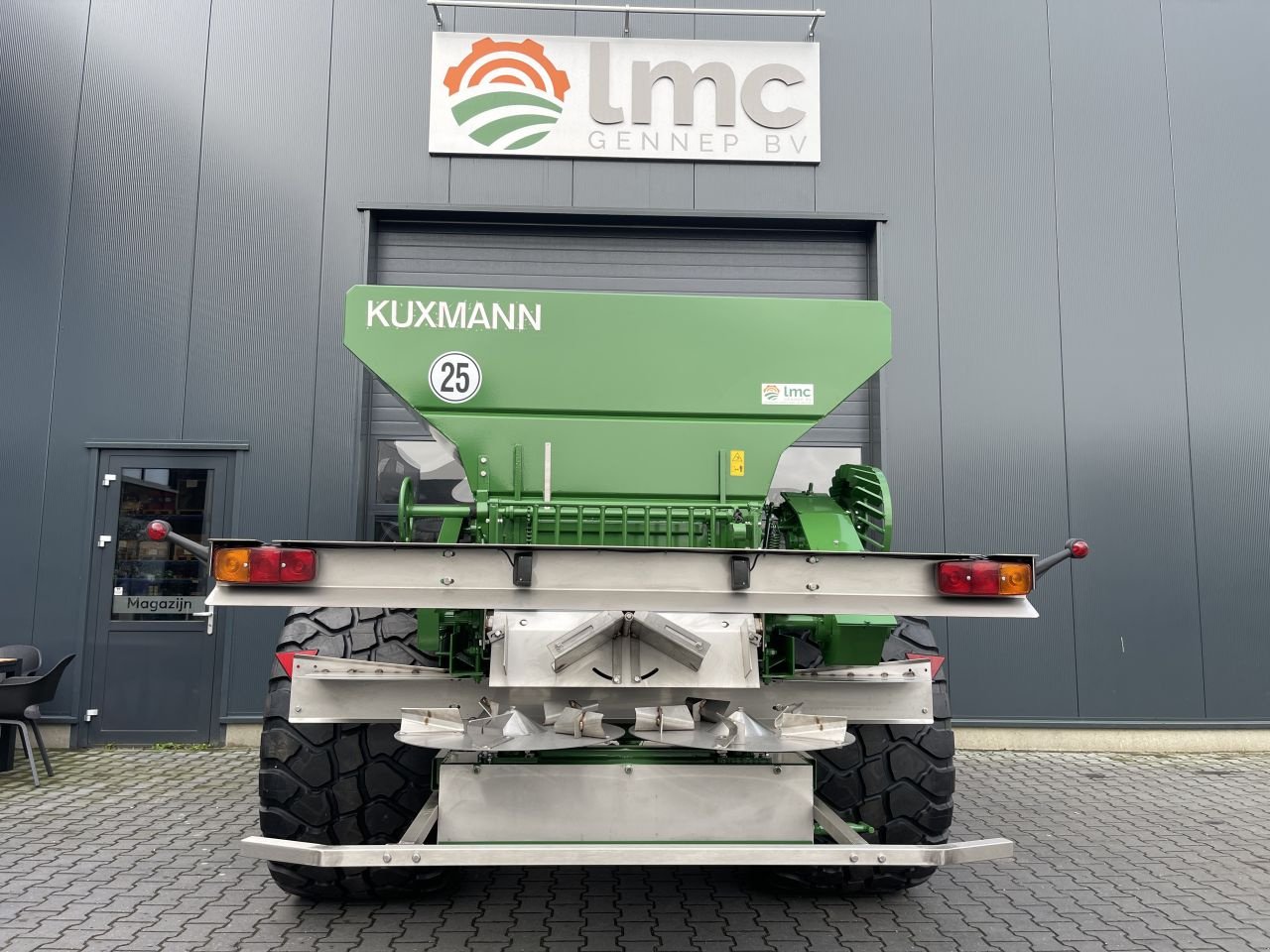 Düngerstreuer des Typs Kuxmann K8000, Neumaschine in Geffen (Bild 2)