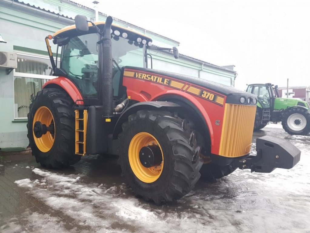 Oldtimer-Traktor des Typs Versatile Row Crop 370, Neumaschine in Рівне (Bild 2)