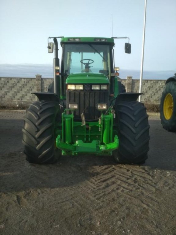Oldtimer-Traktor des Typs John Deere 8200, Neumaschine in Рівне (Bild 1)