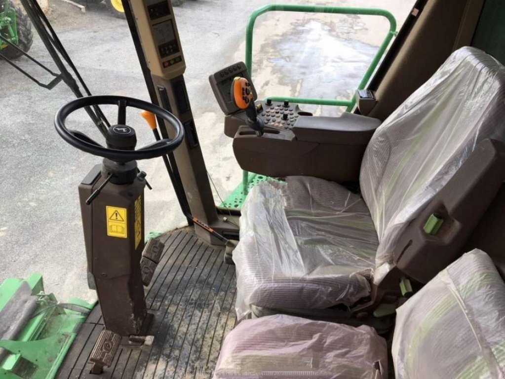 Oldtimer-Mähdrescher des Typs John Deere S690i, Neumaschine in Рівне (Bild 3)