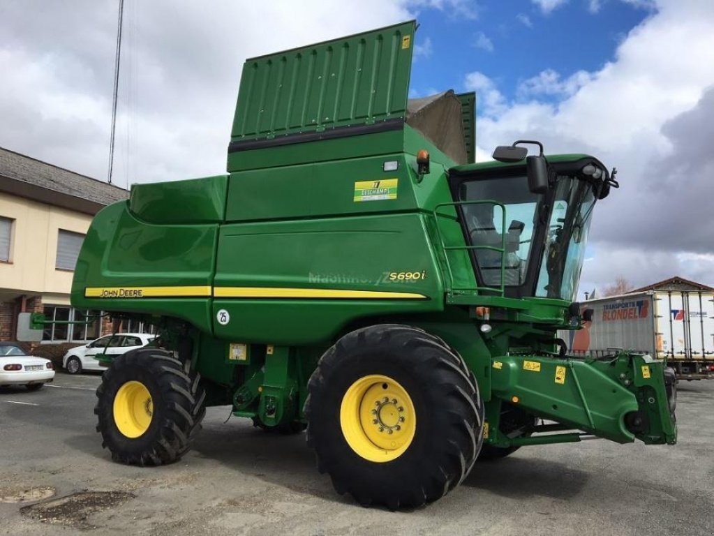 Oldtimer-Mähdrescher des Typs John Deere S690i, Neumaschine in Рівне (Bild 7)