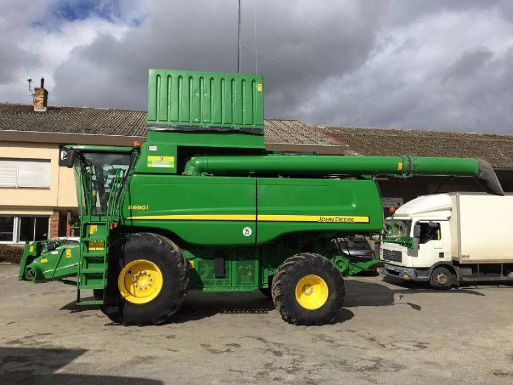Oldtimer-Mähdrescher des Typs John Deere S690i, Neumaschine in Рівне (Bild 1)
