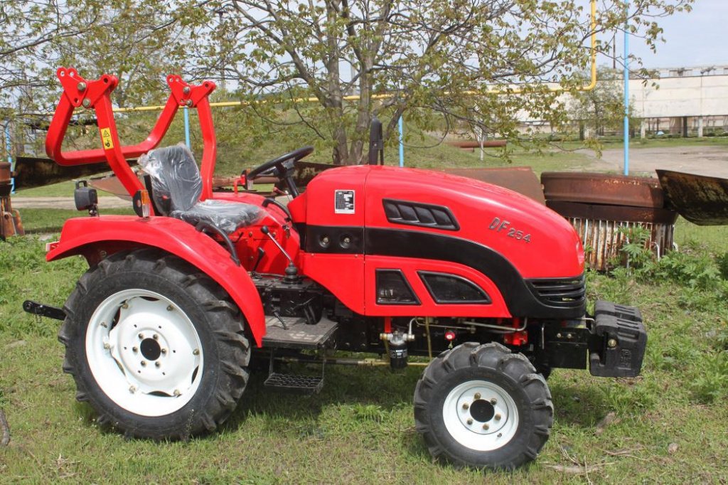 Hopfentraktor des Typs Dong Feng DF 244 D Lux, Neumaschine in Ужгород (Bild 3)