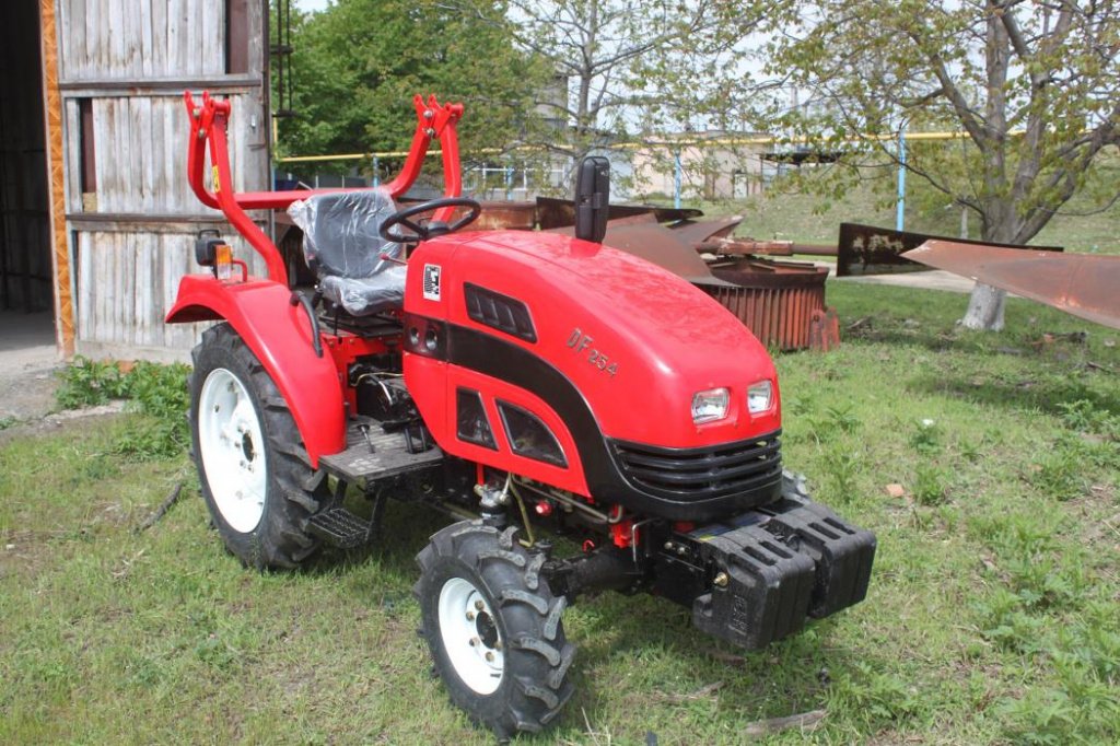 Hopfentraktor des Typs Dong Feng DF 244 D Lux, Neumaschine in Ужгород (Bild 2)