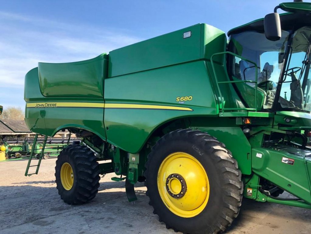 Oldtimer-Mähdrescher des Typs John Deere S680, Neumaschine in Одеса (Bild 8)