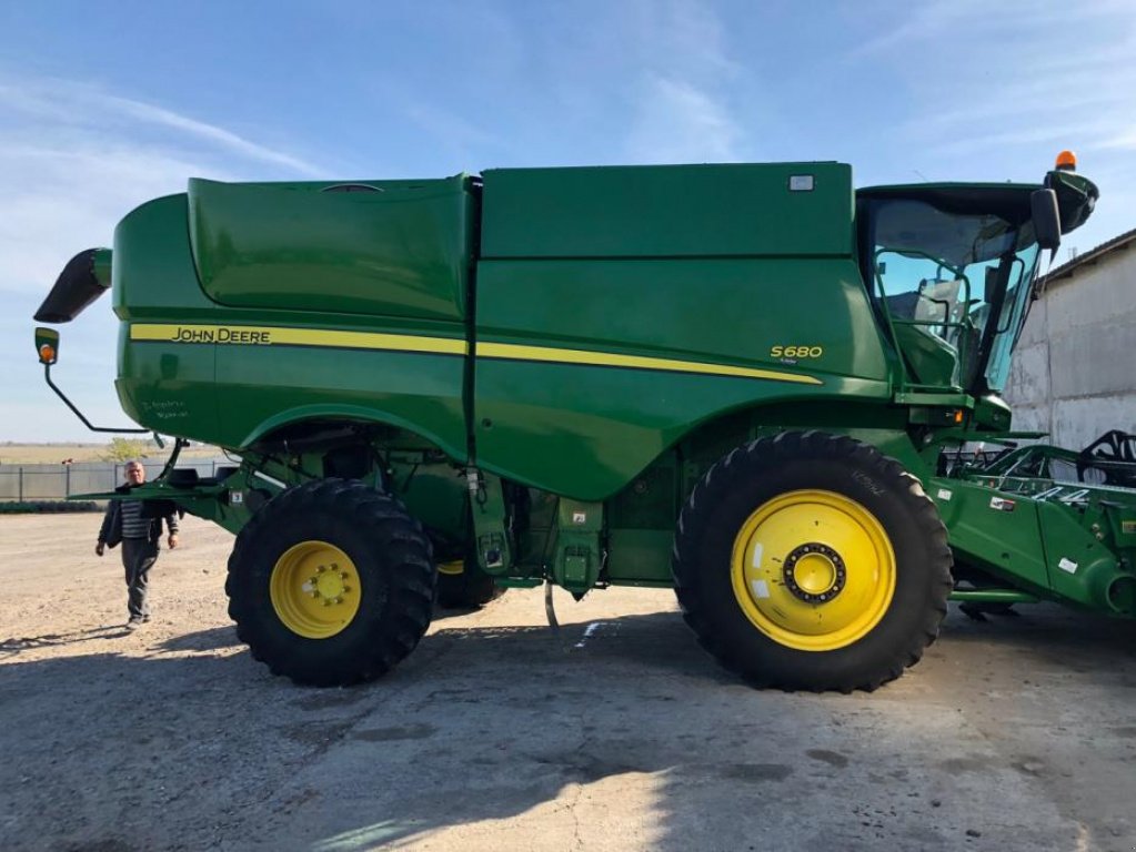 Oldtimer-Mähdrescher des Typs John Deere S680, Neumaschine in Одеса (Bild 5)