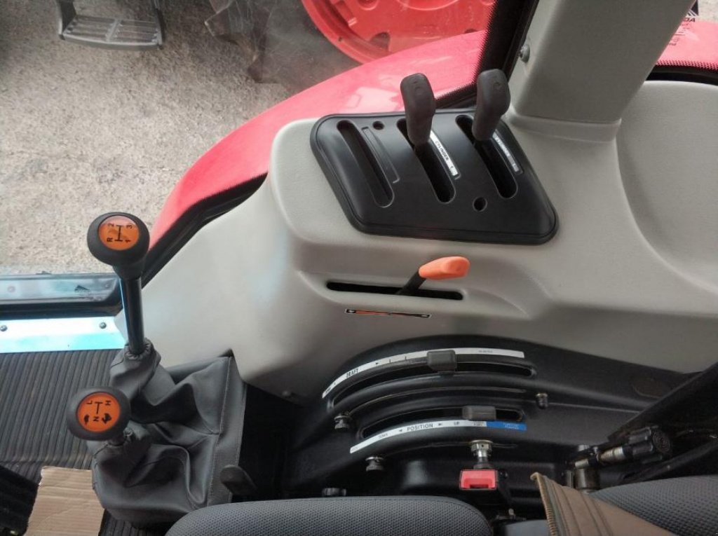 Oldtimer-Traktor des Typs Massey Ferguson 470 Xtra, Neumaschine in Дніпро (Bild 11)