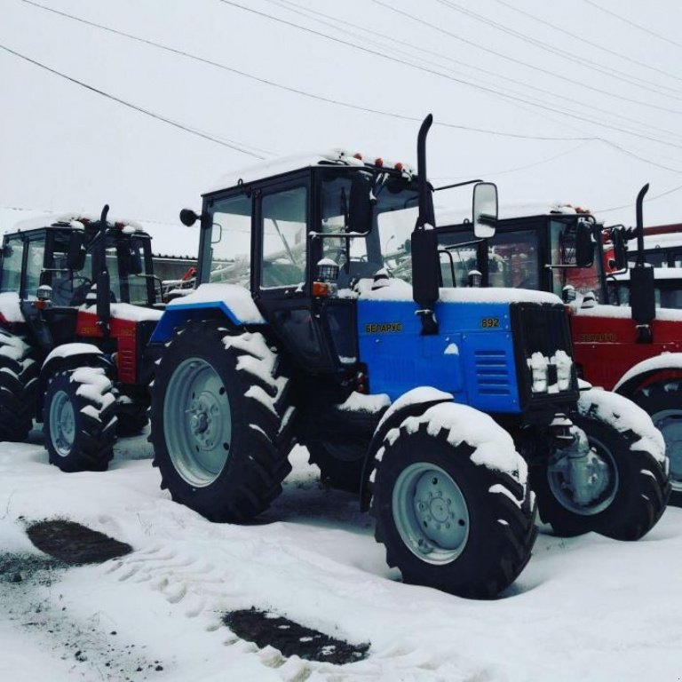 Oldtimer-Traktor des Typs Belarus Беларус-892, Neumaschine in Суми (Bild 1)