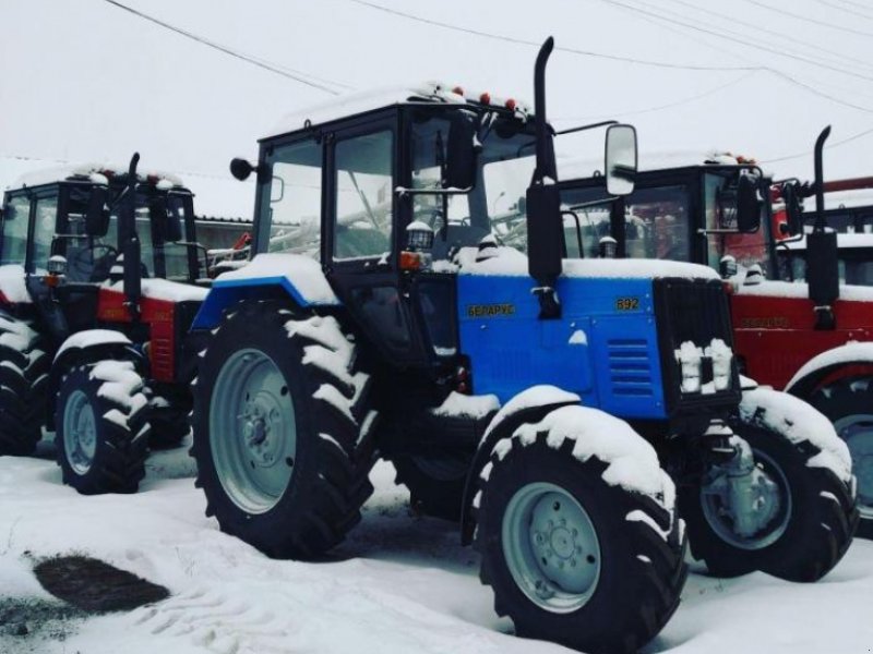 Oldtimer-Traktor des Typs Belarus Беларус-892, Neumaschine in Суми (Bild 1)