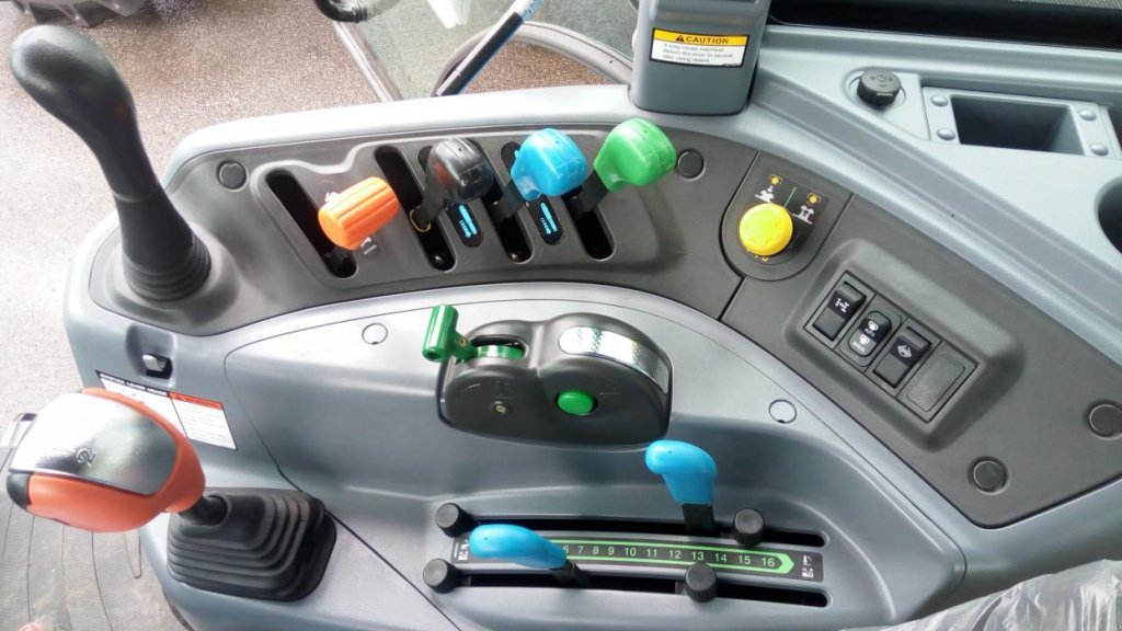 Oldtimer-Traktor des Typs LS Tractor Plus 90, Neumaschine in Бровари (Bild 8)