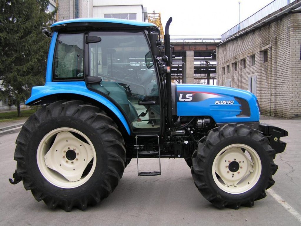 Oldtimer-Traktor des Typs LS Tractor Plus 90, Neumaschine in Бровари (Bild 2)