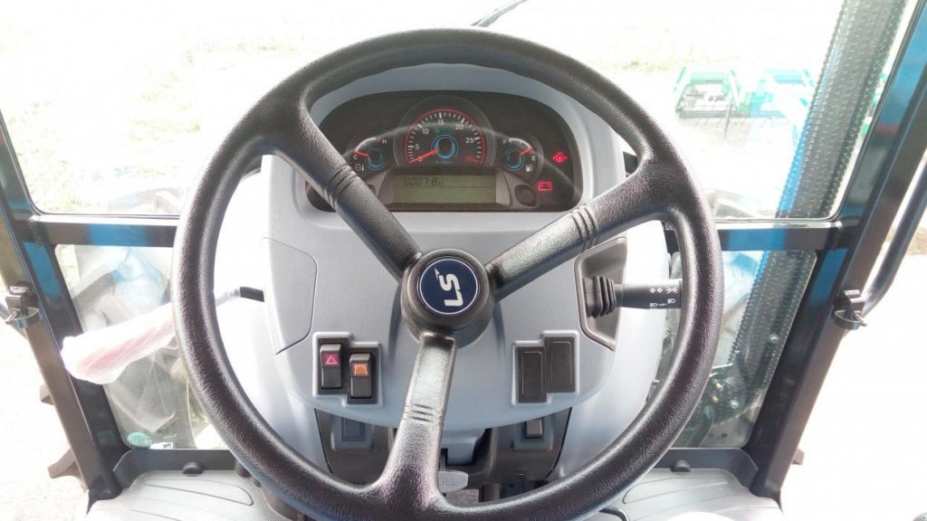 Oldtimer-Traktor des Typs LS Tractor Plus 90, Neumaschine in Бровари (Bild 10)