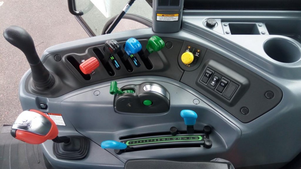 Oldtimer-Traktor des Typs LS Tractor Plus 70, Neumaschine in Бровари (Bild 9)