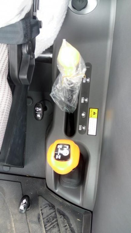 Oldtimer-Traktor des Typs LS Tractor Plus 70, Neumaschine in Бровари (Bild 8)