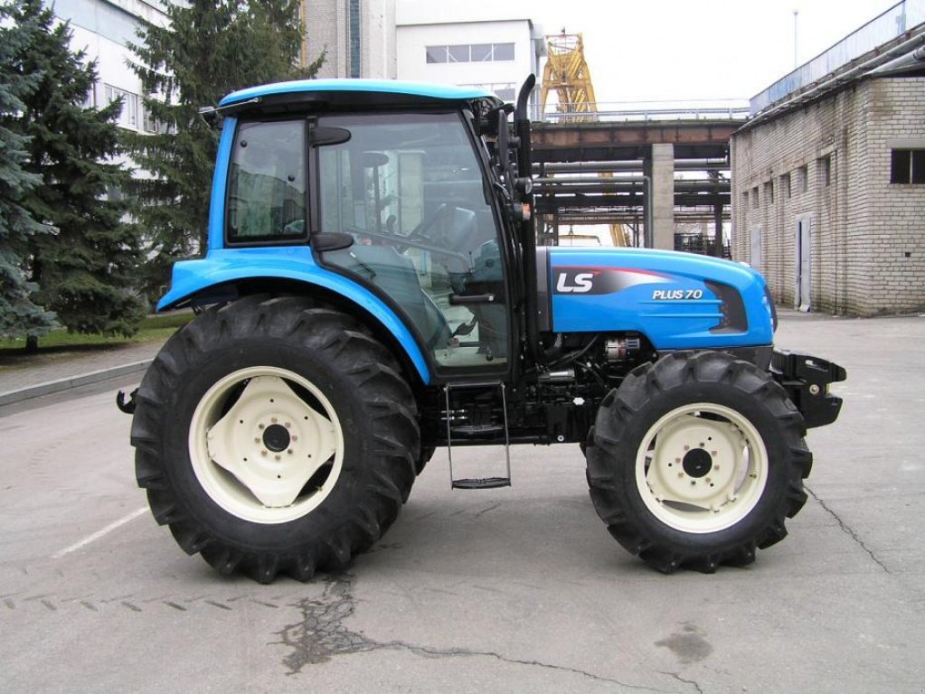 Oldtimer-Traktor des Typs LS Tractor Plus 70, Neumaschine in Бровари (Bild 3)
