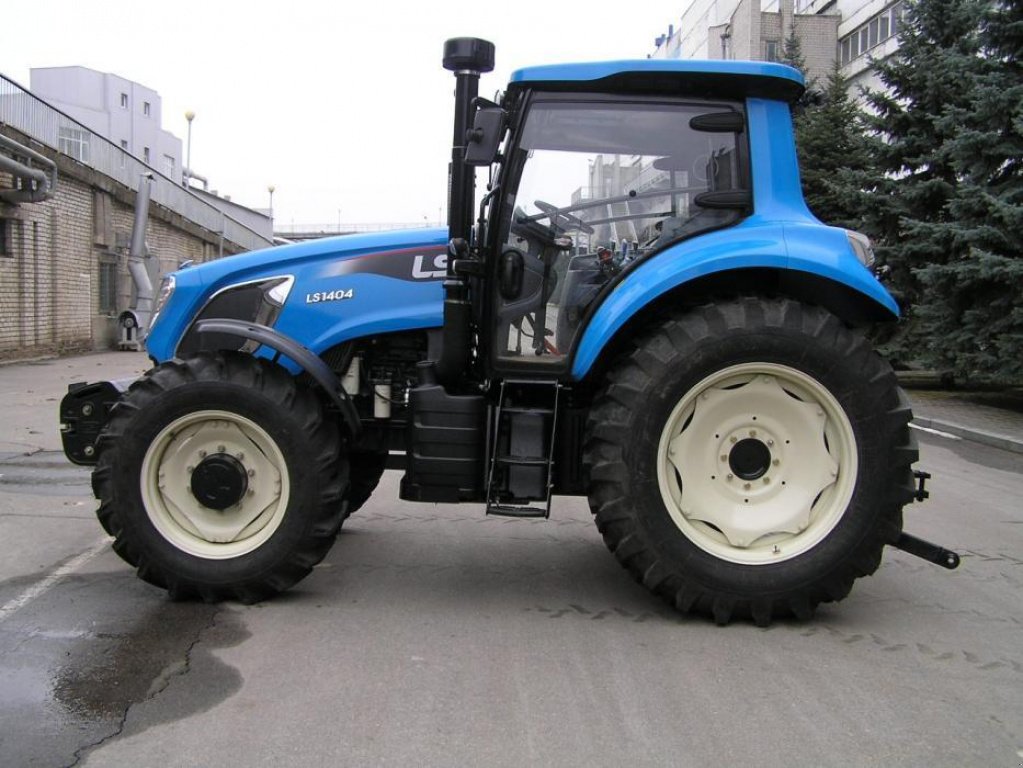 Oldtimer-Traktor des Typs LS Tractor H 140, Neumaschine in Бровари (Bild 4)