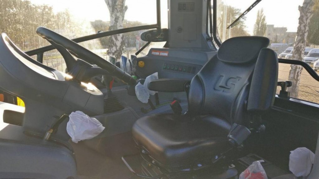 Oldtimer-Traktor des Typs LS Tractor H 140, Neumaschine in Бровари (Bild 8)