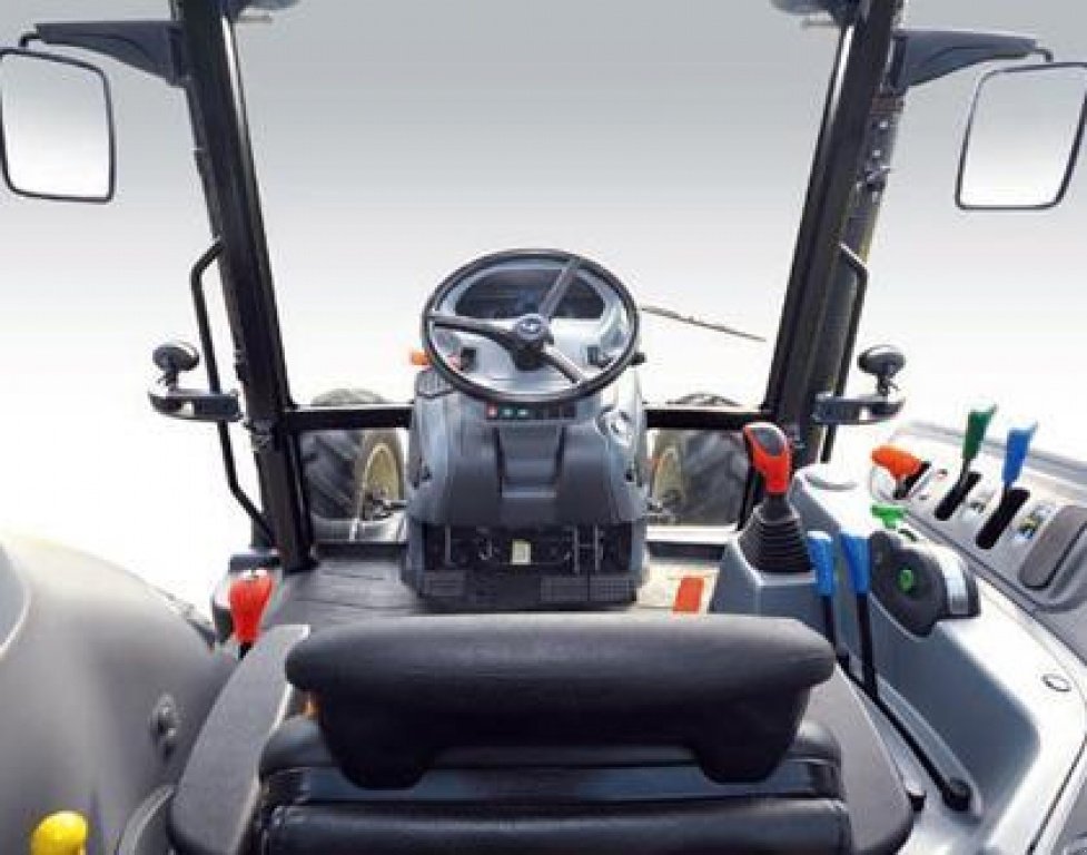 Oldtimer-Traktor des Typs LS Tractor H 140, Neumaschine in Бровари (Bild 9)