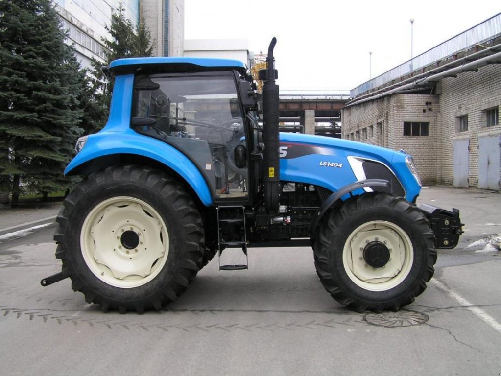Oldtimer-Traktor des Typs LS Tractor H 140, Neumaschine in Бровари (Bild 2)