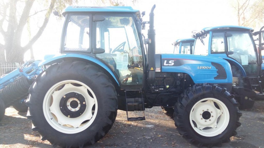 Oldtimer-Traktor des Typs LS Tractor Plus 100, Neumaschine in Бровари (Bild 2)
