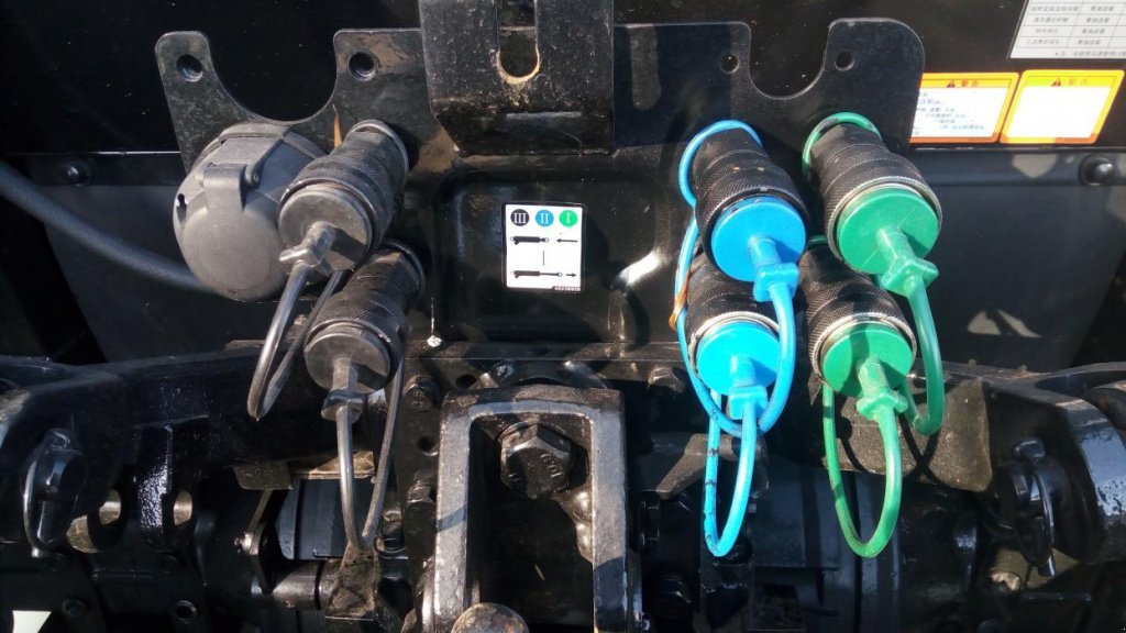 Oldtimer-Traktor des Typs LS Tractor Plus 100, Neumaschine in Бровари (Bild 3)