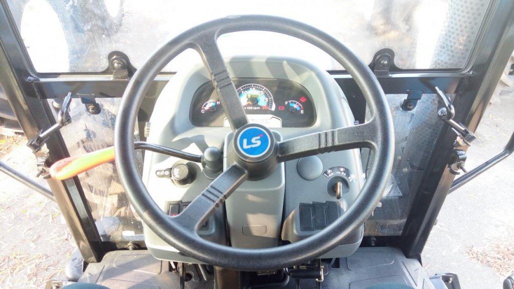 Oldtimer-Traktor des Typs LS Tractor Plus 100, Neumaschine in Бровари (Bild 10)