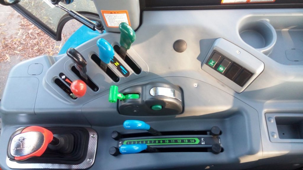 Oldtimer-Traktor des Typs LS Tractor Plus 100, Neumaschine in Бровари (Bild 9)