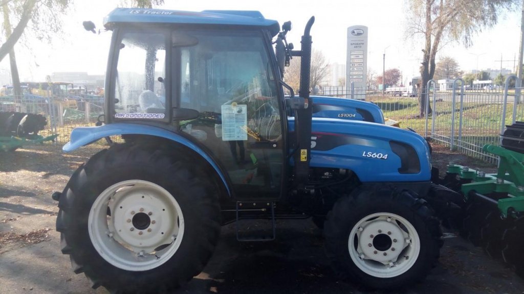 Oldtimer-Traktor des Typs LS Tractor U 60, Neumaschine in Бровари (Bild 6)