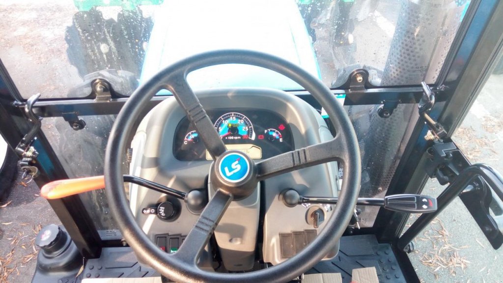 Oldtimer-Traktor des Typs LS Tractor U 60, Neumaschine in Бровари (Bild 7)