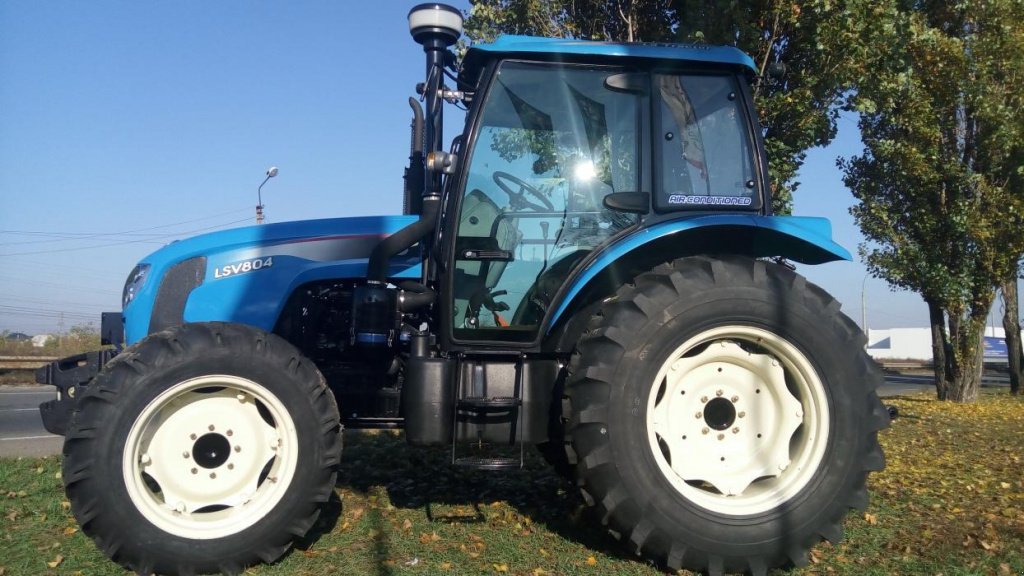 Oldtimer-Traktor des Typs LS Tractor V 804, Neumaschine in Бровари (Bild 7)
