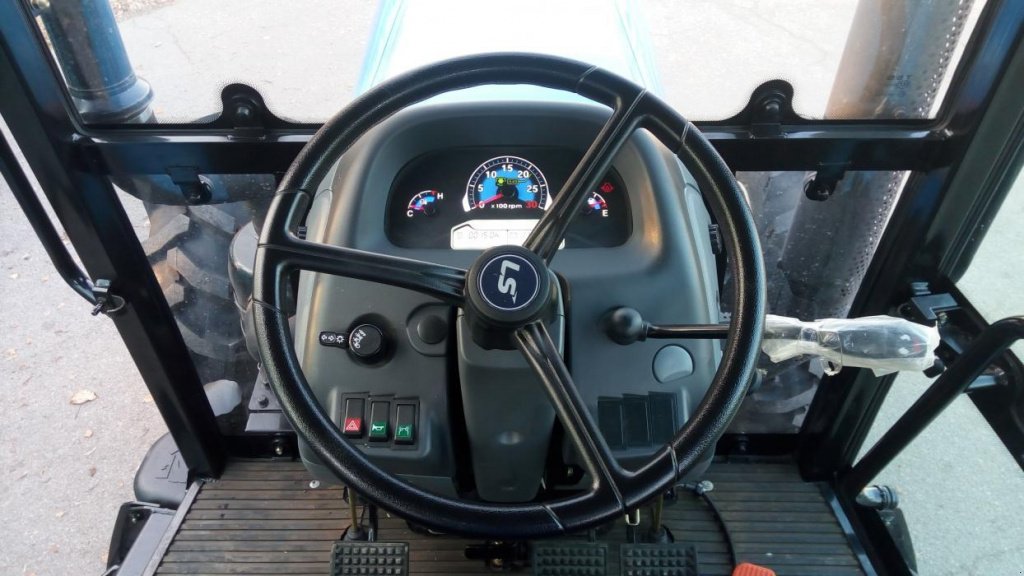 Oldtimer-Traktor des Typs LS Tractor V 804, Neumaschine in Бровари (Bild 4)