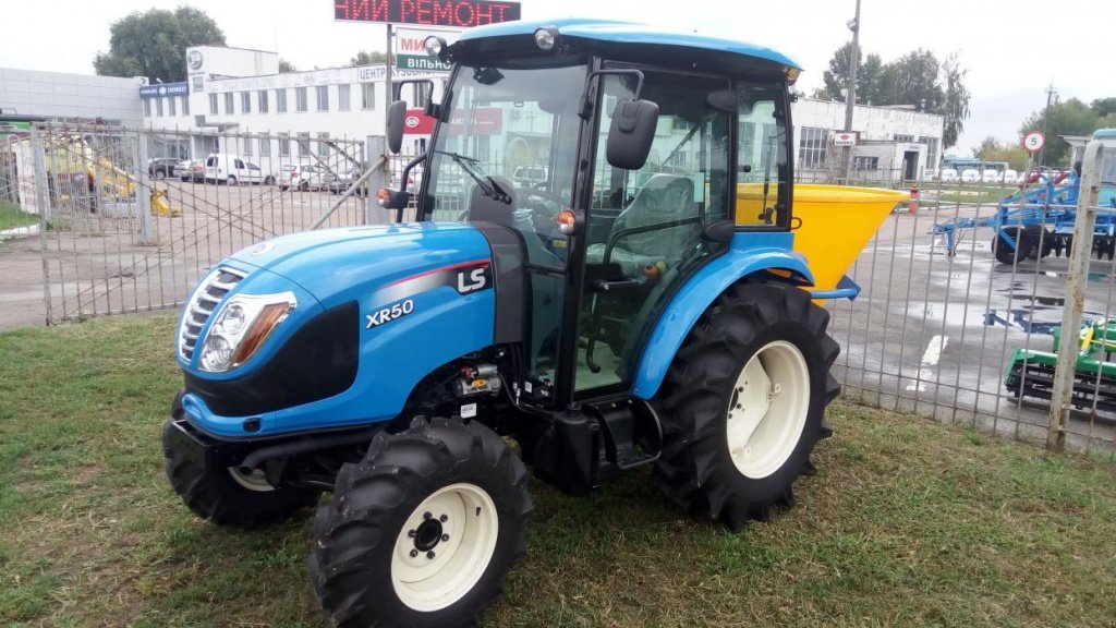 Oldtimer-Traktor des Typs LS Tractor XR 50, Neumaschine in Бровари (Bild 2)