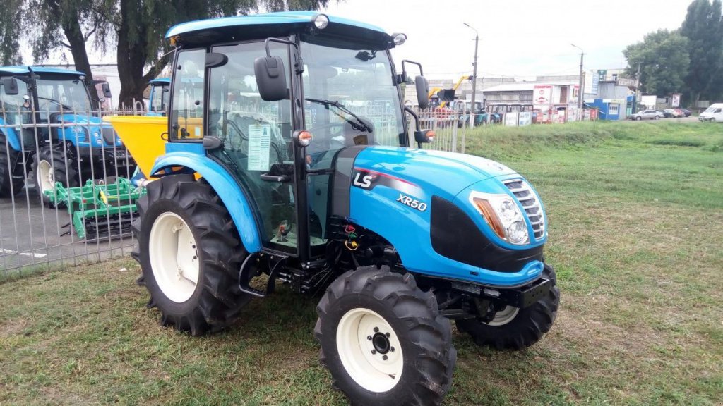 Oldtimer-Traktor des Typs LS Tractor XR 50, Neumaschine in Бровари (Bild 1)