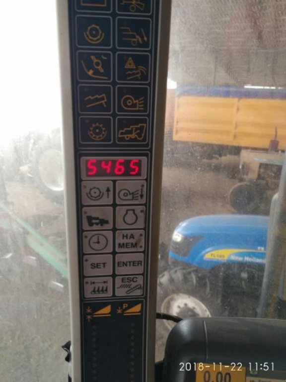 Oldtimer-Mähdrescher des Typs New Holland CSX7080, Neumaschine in Кропивницький (Bild 6)