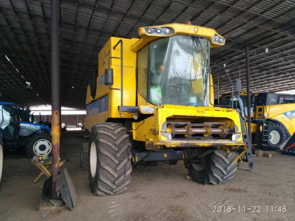 Oldtimer-Mähdrescher des Typs New Holland CSX7080, Neumaschine in Кропивницький (Bild 1)