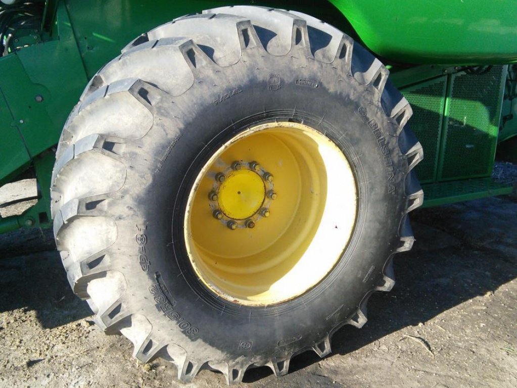 Oldtimer-Mähdrescher des Typs John Deere 9760 STS, Neumaschine in Київ (Bild 5)