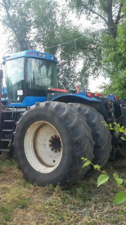Oldtimer-Traktor des Typs New Holland T9060, Neumaschine in Запоріжжя (Bild 3)