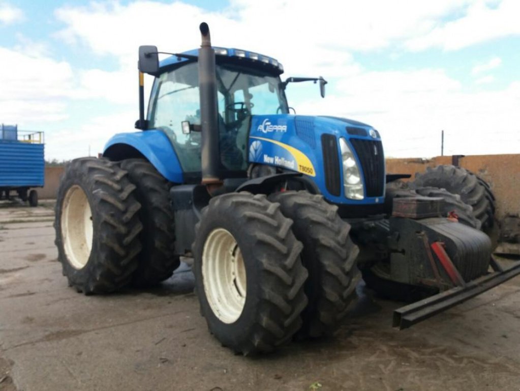 Oldtimer-Traktor des Typs New Holland T8050, Neumaschine in Запоріжжя (Bild 1)