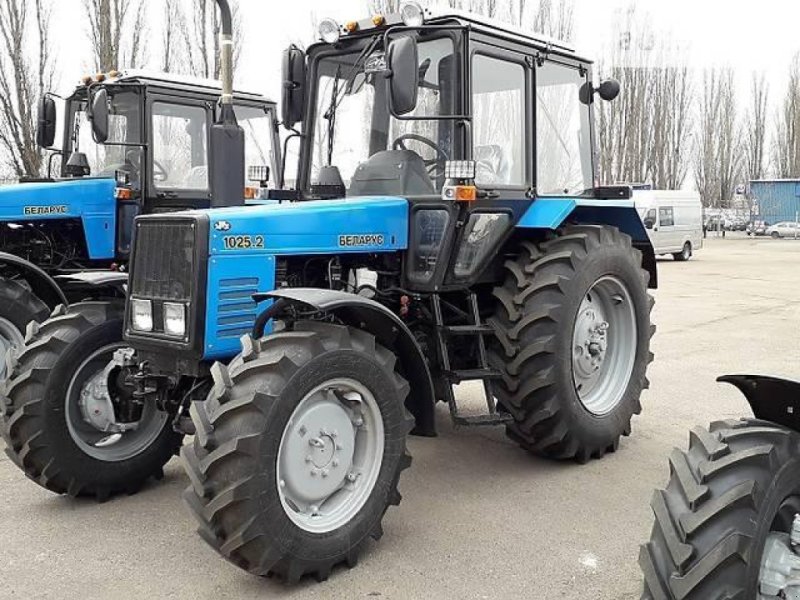 Oldtimer-Traktor des Typs Belarus Беларус-1025.2, Neumaschine in Київ