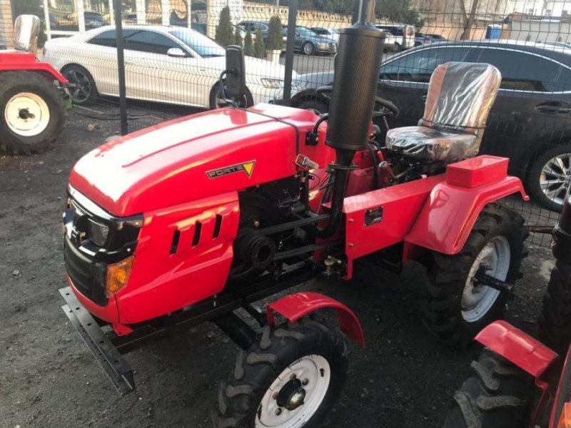 Oldtimer-Traktor des Typs Antonio Carraro V 80, Neumaschine in Суми