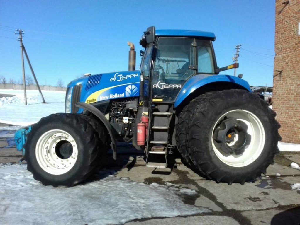 Oldtimer-Traktor des Typs New Holland T8050, Neumaschine in Балаклея (Bild 3)