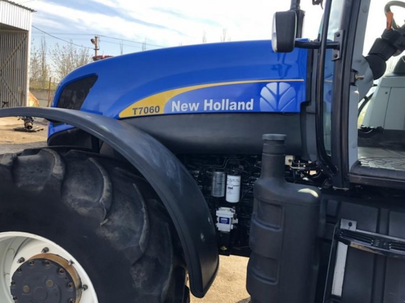 Oldtimer-Traktor des Typs New Holland 7060, Neumaschine in Миколаїв (Bild 1)