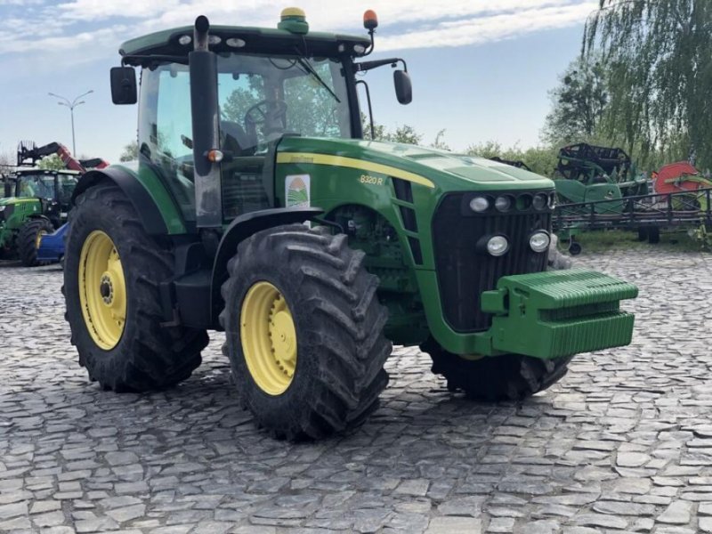 Oldtimer-Traktor des Typs John Deere 8320R, Neumaschine in Рівне (Bild 1)