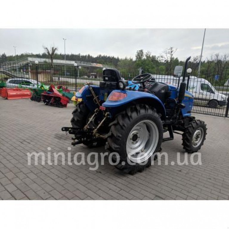 Hopfentraktor des Typs Dong Feng DF 244 G2, Neumaschine in Бузова (Bild 8)