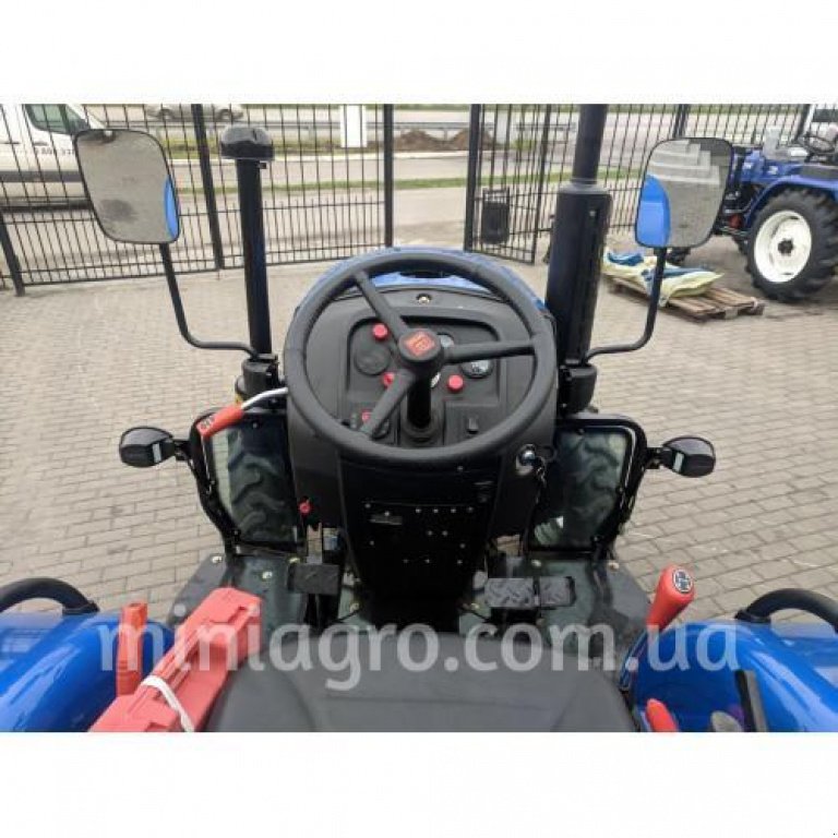 Hopfentraktor des Typs Dong Feng Pacco DF 404 G2, Neumaschine in Бузова (Bild 7)