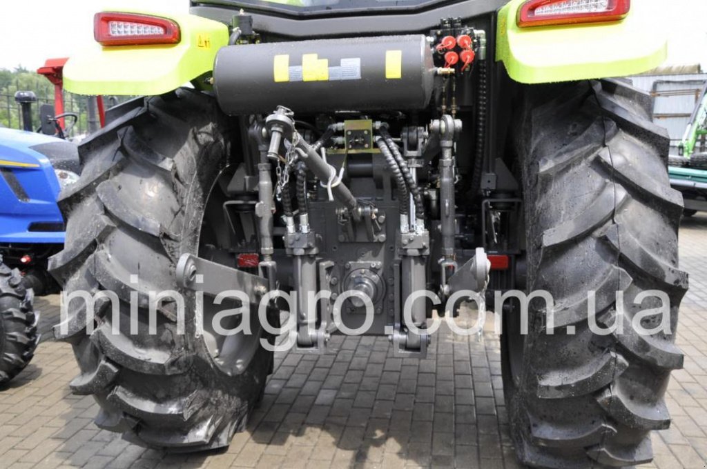 Oldtimer-Traktor des Typs Zoomlion RC1104 Cab, Neumaschine in Бузова (Bild 11)