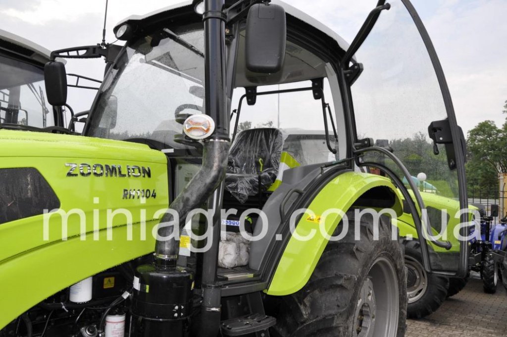 Oldtimer-Traktor des Typs Zoomlion RC1104 Cab, Neumaschine in Бузова (Bild 5)