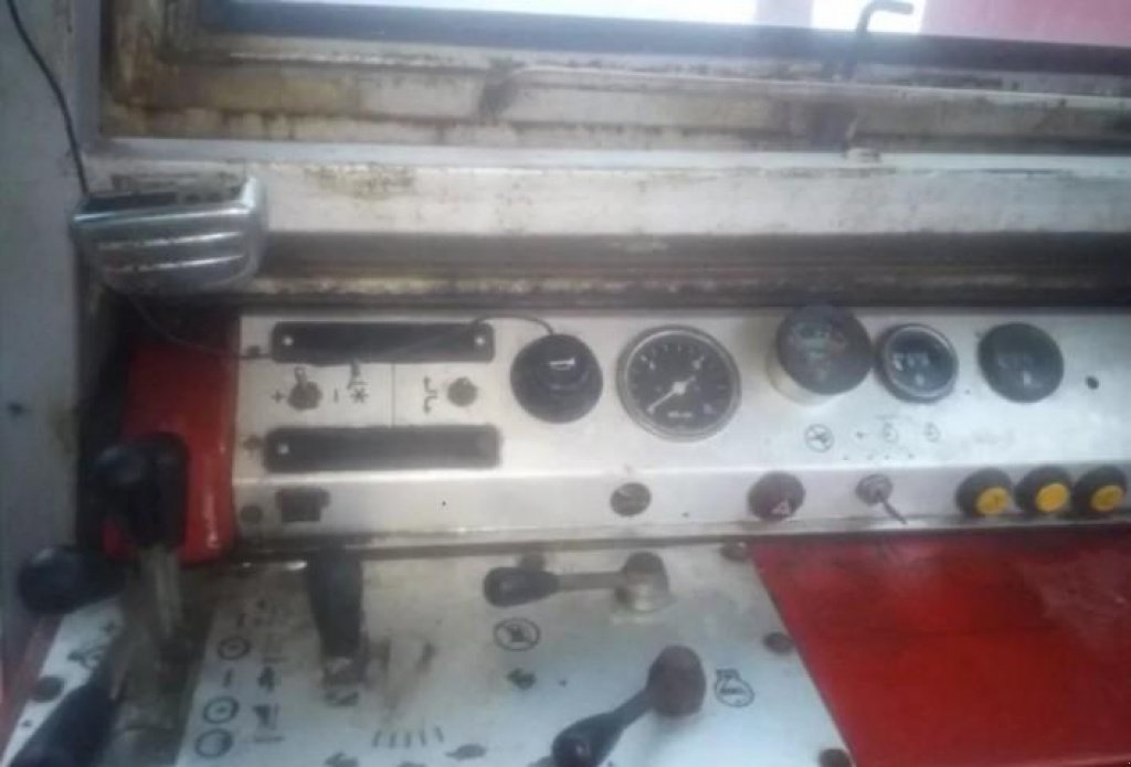 Oldtimer-Mähdrescher des Typs Massey Ferguson 835, Neumaschine in Вінниця (Bild 4)