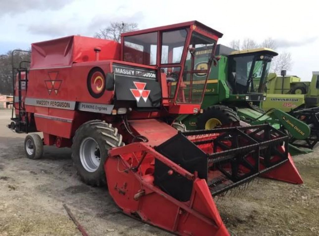 Oldtimer-Mähdrescher des Typs Massey Ferguson 525, Neumaschine in Вінниця (Bild 8)