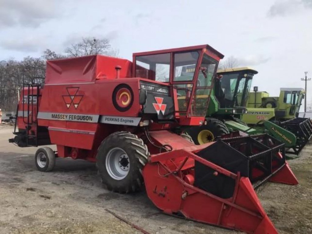 Oldtimer-Mähdrescher des Typs Massey Ferguson 525, Neumaschine in Вінниця (Bild 3)